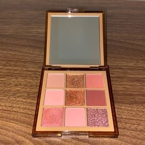 Huda Beauty Nude Obsessions Medium Eyeshadow Palette